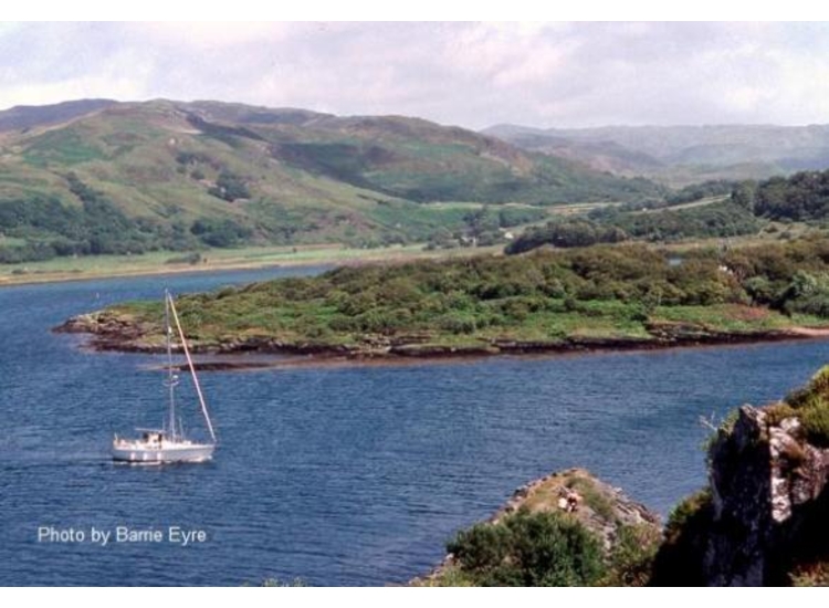 Yacht entering between Eilean na Duin & Eilean Buidhe